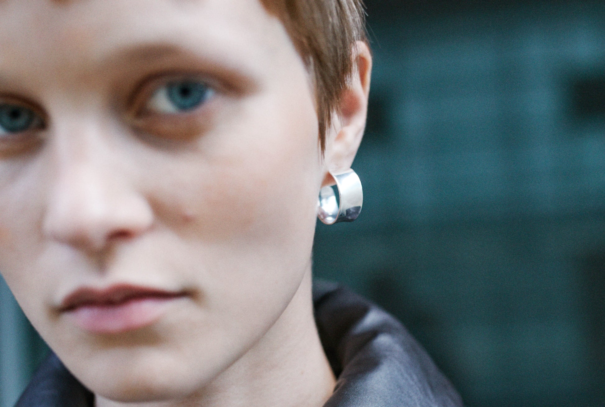 MH 925 Arc Earrings Narrow lifestyle campaign image